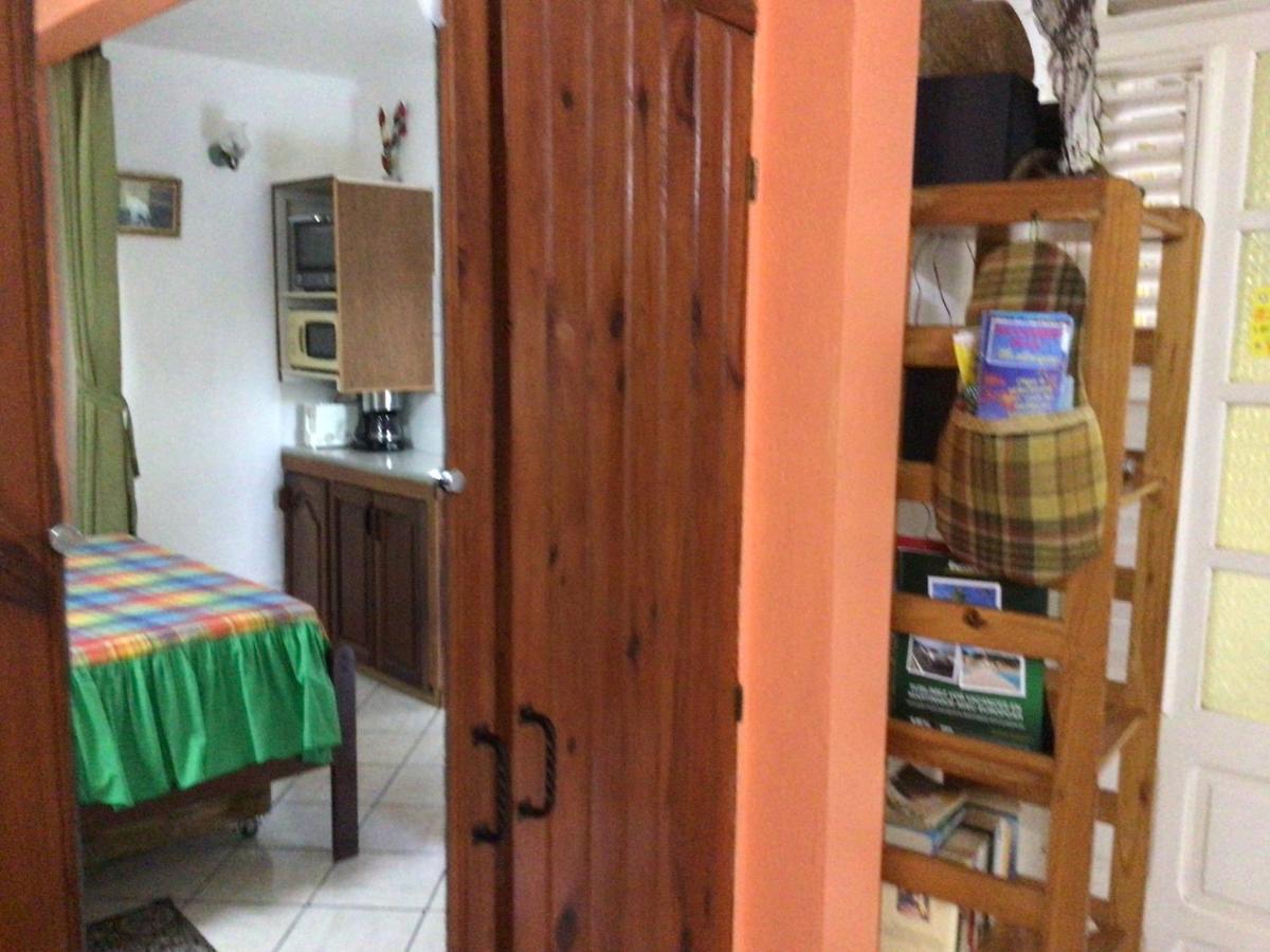Philippe & Arlette Smith Apartment Сен-Лу Екстериор снимка